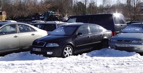 Konfiskuoti automobiliai laukia pardavimo