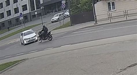Motociklininkas ir automobilis susiduria sankryžoje