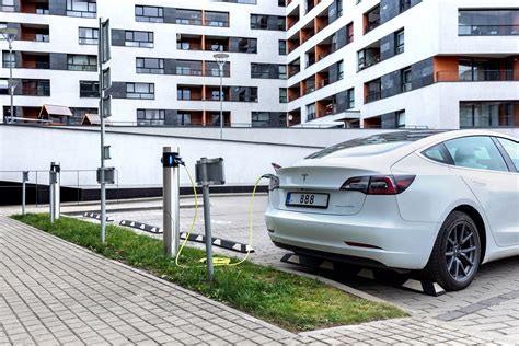 Elektromobilis su įkrovimo stotele