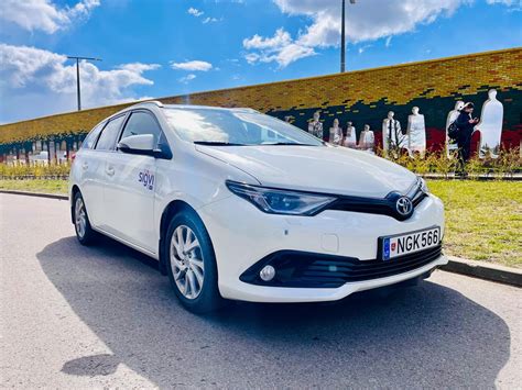 Skirtingų tipų automobiliai: miestas, visureigis, hibridas