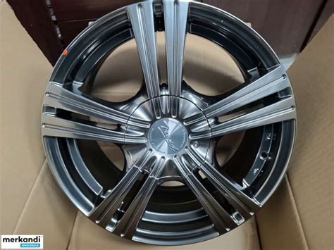 Įvairių dydžių ir tipų ratlankiai automobiliams