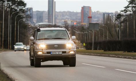 Nuotrauka automobilio priekio su įjungtais rūko žibintais