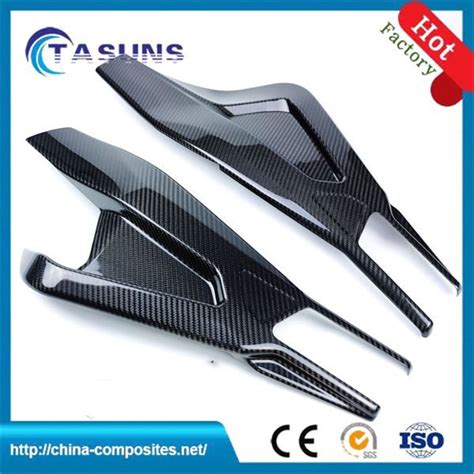 Anglies pluošto ratlankių vaizdas ant sportinio automobilio