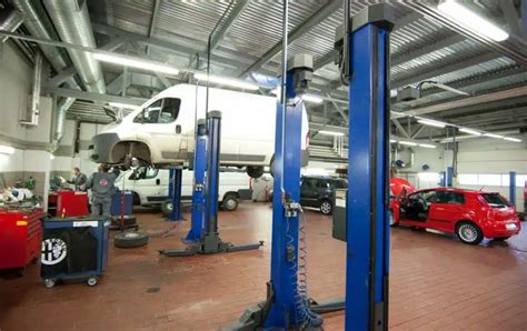 Nuotrauka su serviso patalpomis arba automobilio pakabos dalimis