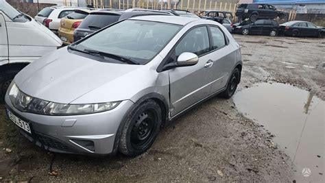 Honda Civic automobilis su sumontuotais ratlankiais