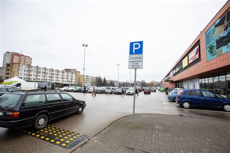 Ženklai, nurodantys automobilių stovėjimo taisykles prekybos centro aikštelėje