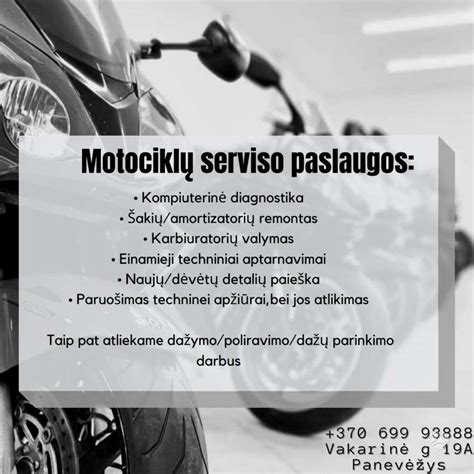 Motociklų serviso meistras dirba su motociklo varikliu