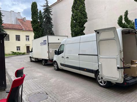 Vairuotojas krauna estetiškus užkandžius į pristatymo automobilį