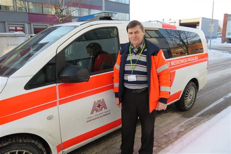 Vairuotojas Kęstutis Šimkus prie specialaus mikroautobuso