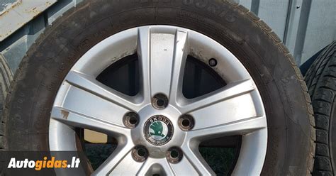 Skoda Octavia automobilis su R15 ratlankiais