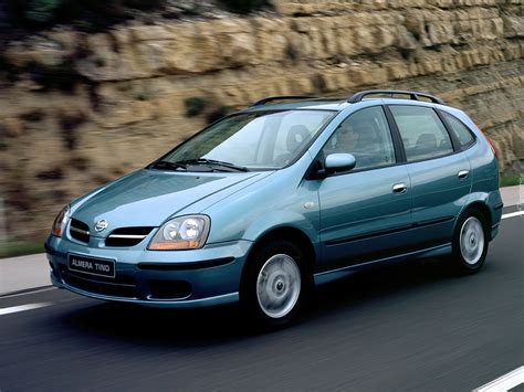Nissan Almera Tino interjeras