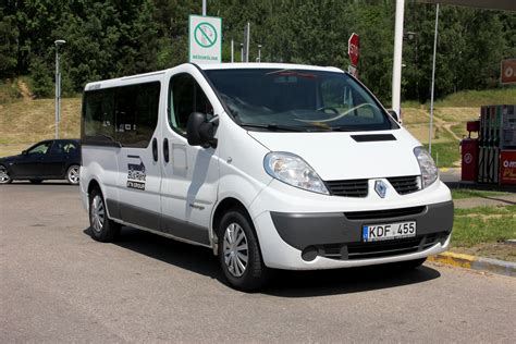 Nuotrauka su įvairiomis naudotomis mikroautobusų dalimis
