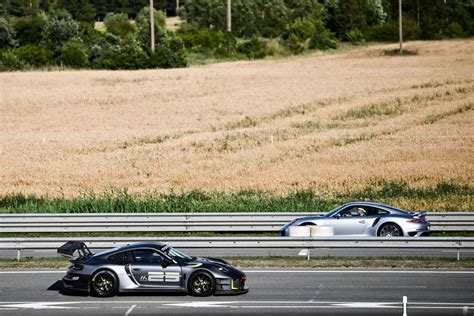 Legendiniai Ford GT40 automobiliai lenktynių trasoje