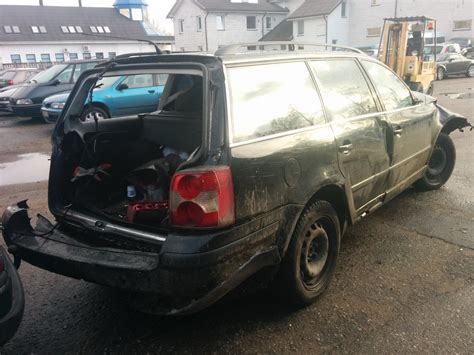 Automobilis „VW Passat“ kelio vingyje