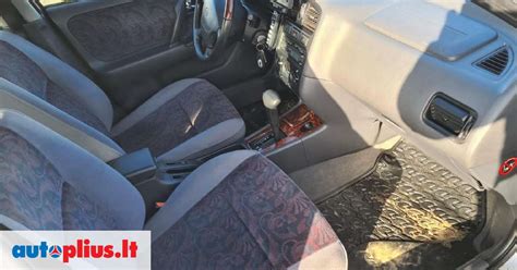 Niva automobilis važiuojantis bekele