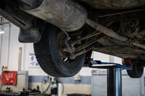 Atvaizdas su skirtingais automobilių pakabos komponentais
