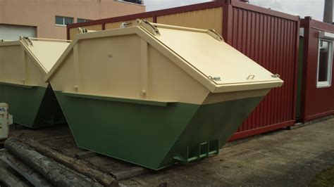 Įvairūs konteineriai statybvietėje