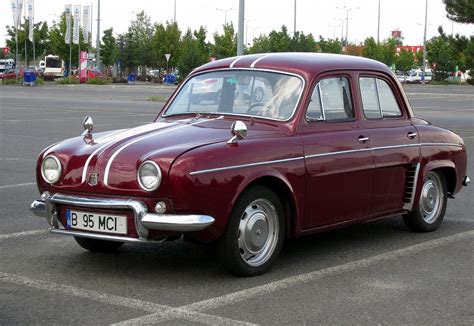 Senas automobilis laukia utilizavimo