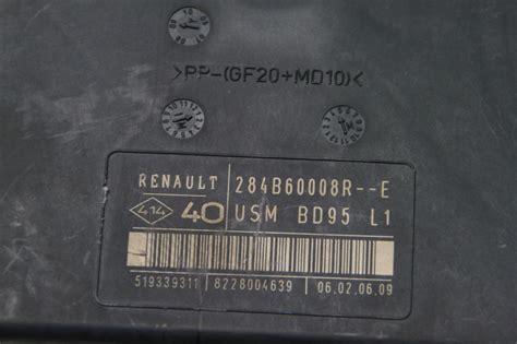 Renault Megane 3 variklio skyriaus saugiklių dėžės schema