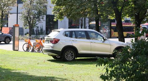 Sudegusio BMW automobilio nuotrauka po susidūrimo su vilkikais