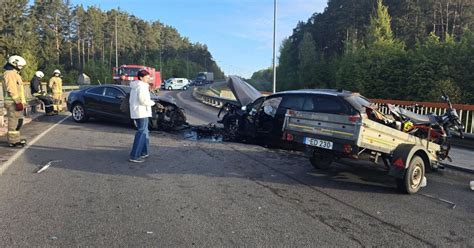 BMW automobilio nuotrauka po avarijos su medžiu