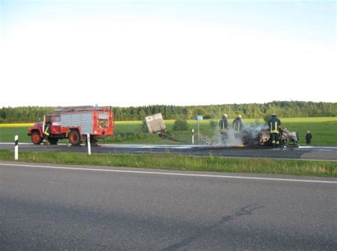 Automobilis po avarijos lenktynių trasoje
