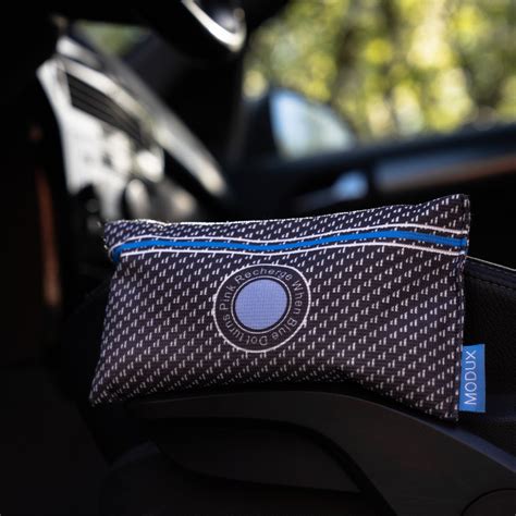 Automobilio interjeras su drėgmės sugėrikliais