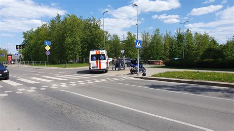 Motociklas ir automobilis avarijoje