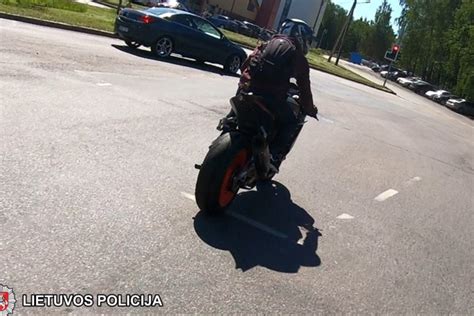 Motociklininkas važiuoja dideliu greičiu