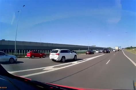 Degantis automobilis kelyje