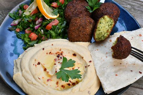 Nuotrauka su humuso ir falafel