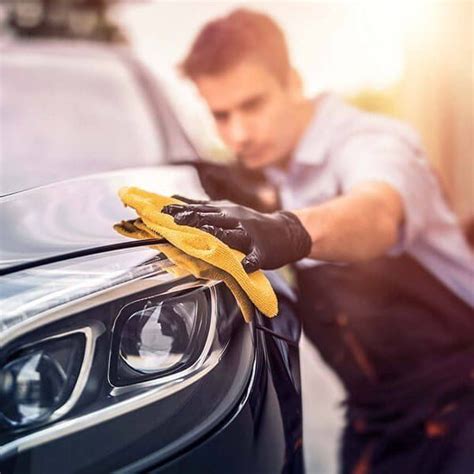 Simbolinė nuotrauka automobilio plovimo procesą