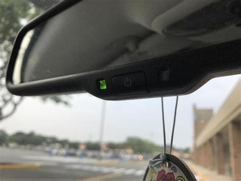 Mygtukas, esantis ant prietaisų skydelio, skirtas atidaryti bagažinę