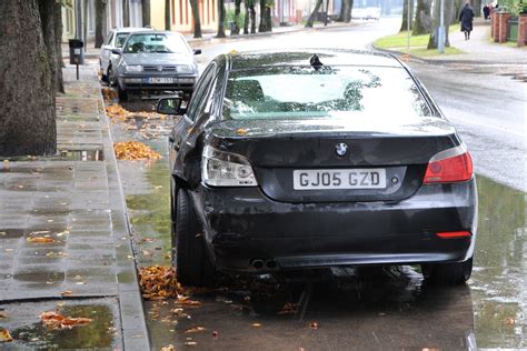 Vairuotojas ir keleiviai bendrauja saugiai automobilyje