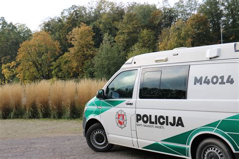 Infografika, rodanti skirtingas administracines baudas už pasišalinimą iš eismo įvykio vietos, priklausomai nuo žalos dydžio ir vairuotojo statuso