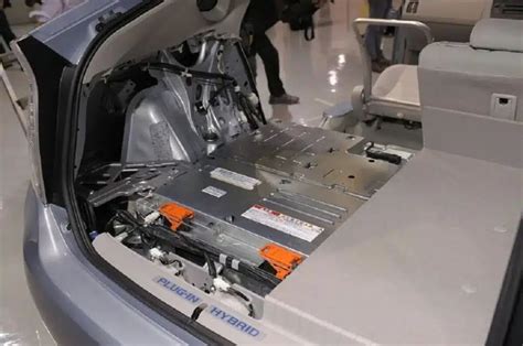 Hibridinio automobilio akumuliatoriaus schematinis vaizdas