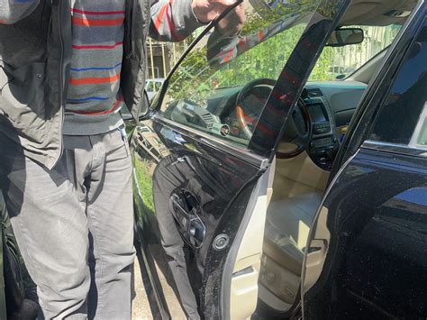 ranka taiso automobilio durų spyną