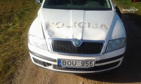 Policijos automobilis Skoda Octavia su policijos lipdukais