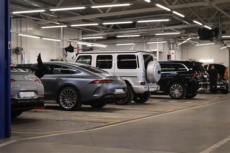 Automobilio serviso meistrai dirba su varikliu