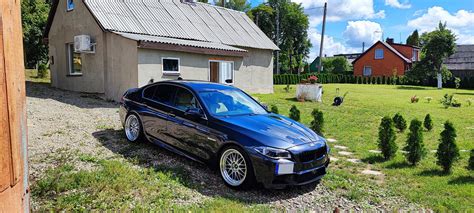 patenkintas klientas su atnaujintu automobiliu
