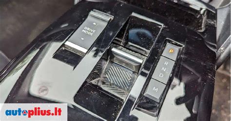 Citroen C4 automobilio interjeras su pavarų svirtimi