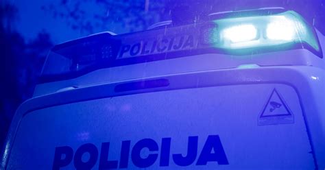 Policijos automobilis su įjungtais švyturėliais
