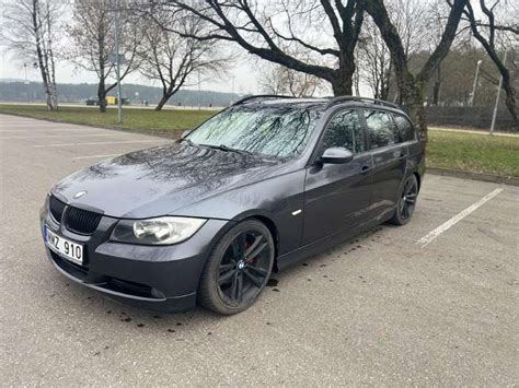 BMW E91 automobilis su skirtingais ratlankiais