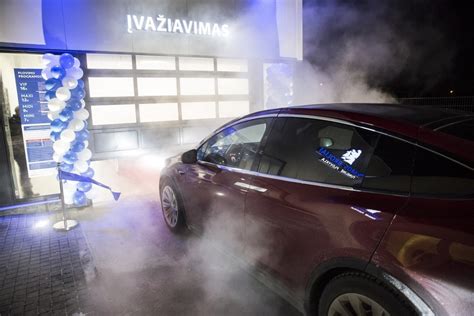 Automobilis, važiuojantis per automatinę plovyklą