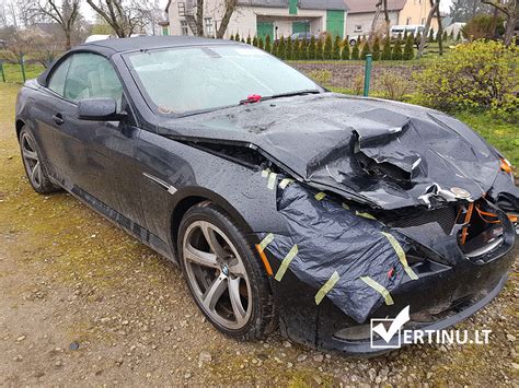 nepriklausomas automobilio ekspertas apžiūri automobilį po avarijos