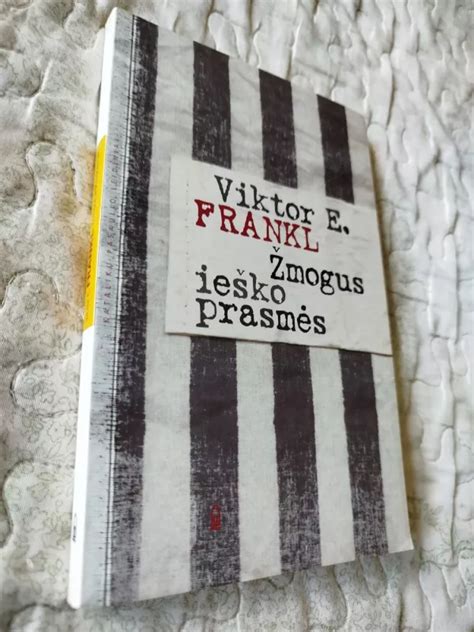 Žmogus ieško raktų kišenėje