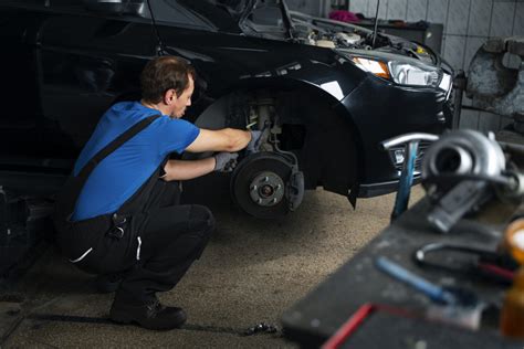 Specialistas atrakina automobilį