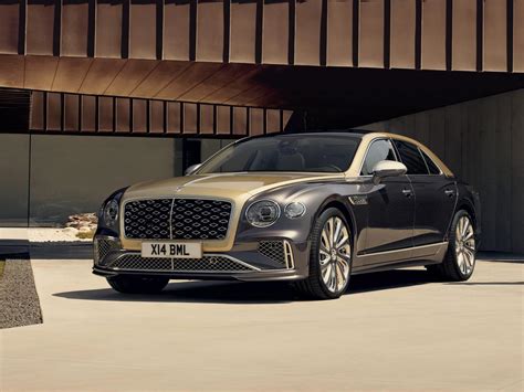 Meistras siuvantis Bentley automobilio vairą