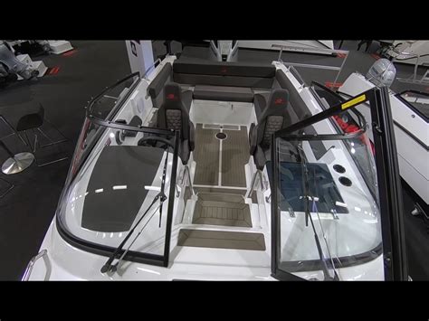 Locmano kateris prie didelio krovininio laivo