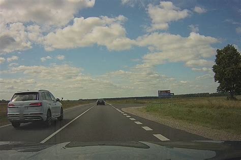 Automobilis, važiuojantis Suomijos keliu